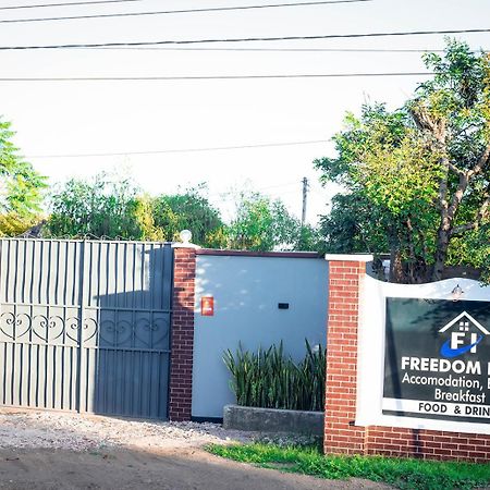 Freedom Inn 阿鲁沙 外观 照片